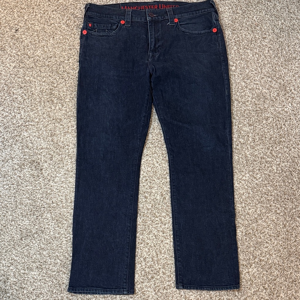 True Religion + Manchester United Ricky SE Men’s Jeans with Red Accents. 36